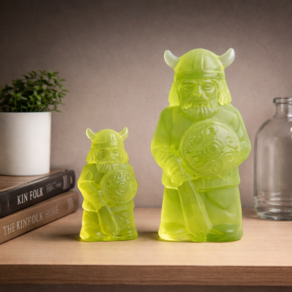 捷克共和国手工制作的紫外线反应艺术摆件——铀玻璃梨形镇纸