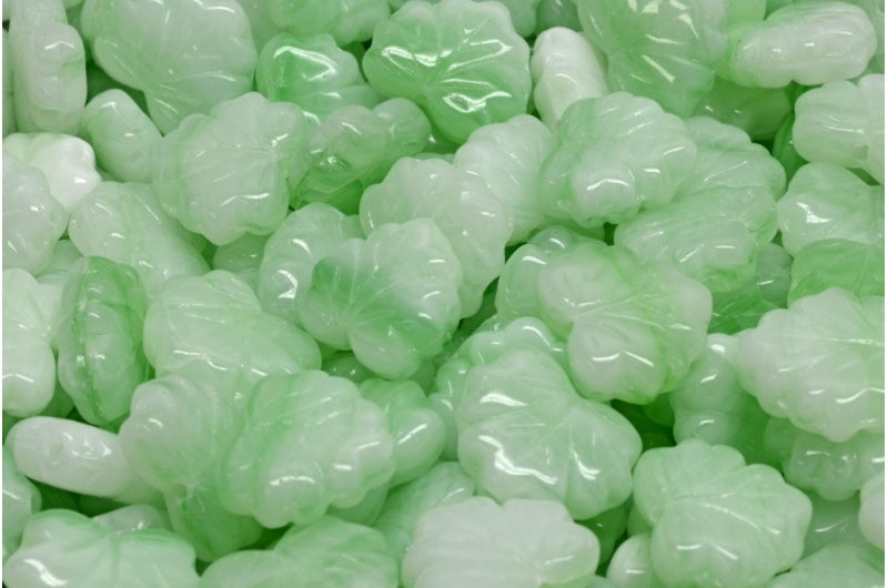 メープルリーフビーズ、白不透明グリーン（02010-53100）、ガラス、チェコ共和国