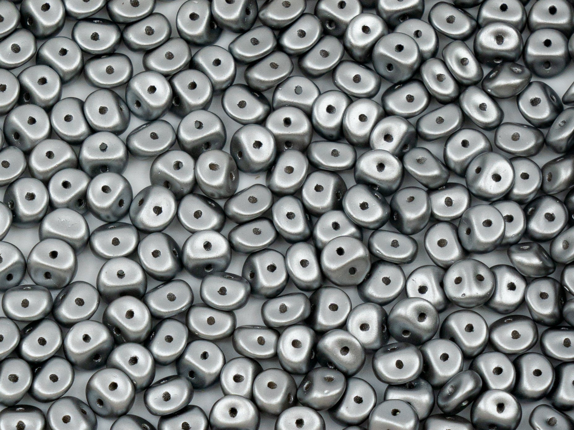 Es-o 2-hole round beads (like SuperDuo) Pastel Silver Gray (25028), Glass, Czech Republic