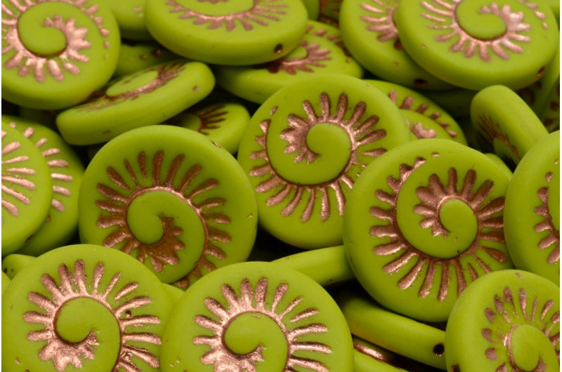 化石貝殻ビーズ、不透明グリーン銅裏地マット仕上げ（53400-54318-84100）、ガラス、チェコ共和国