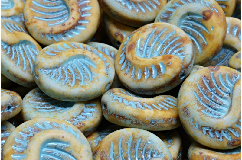 化石コインビーズ、ホワイトマットトラバーチンライトブルーライン（02010-84100-86800-54308）、ガラス、チェコ共和国